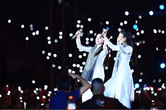 Cẩm Ly và Hòa Minzy trình diễn "Người Việt mình thương nhau" với lời ca đã được điều chỉnh tại sự kiện quốc gia. Ảnh: TUẤN HUY.