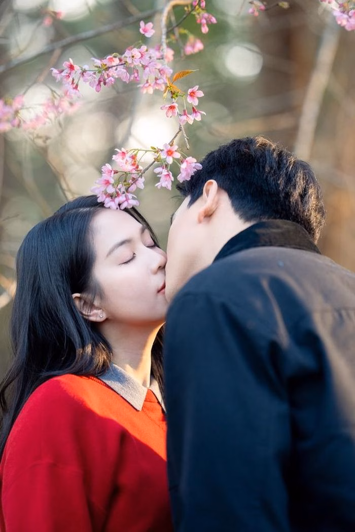Nụ hôn dưới mưa là một trong những cảnh quay đáng nhớ của cặp đôi.