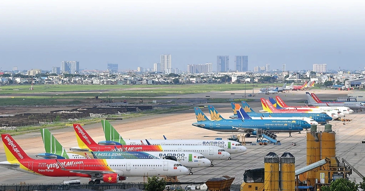 Phụ phí bay tăng vọt 20 lần: Ngành hàng không Việt gồng mình trước bão giá