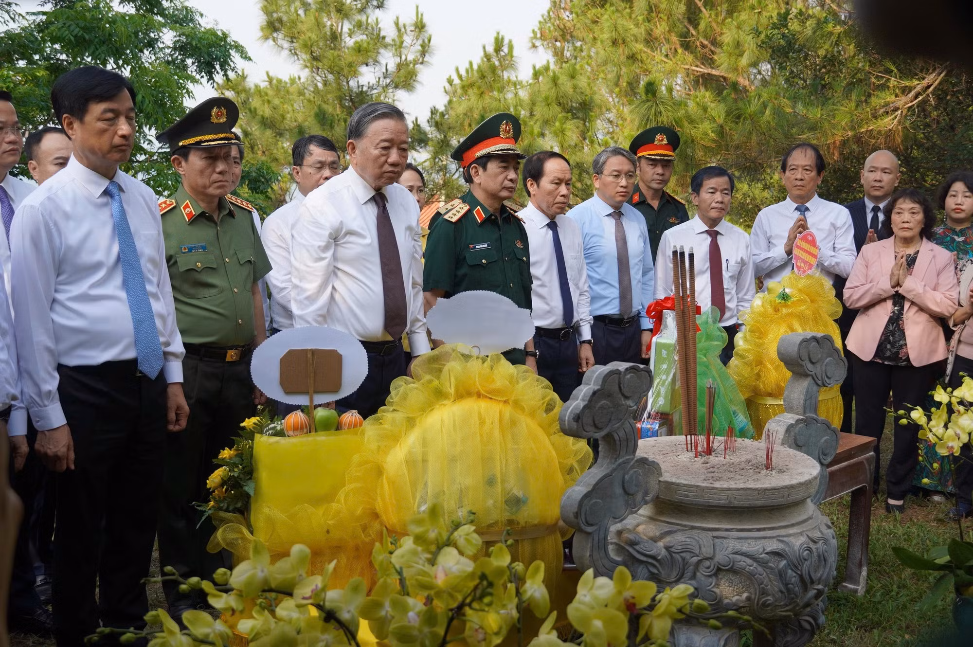 Tổng Bí thư, Chủ tịch nước Tô Lâm cùng đoàn công tác Trung ương đến dâng hương tại Khu mộ Đại tướng Võ Nguyên Giáp.