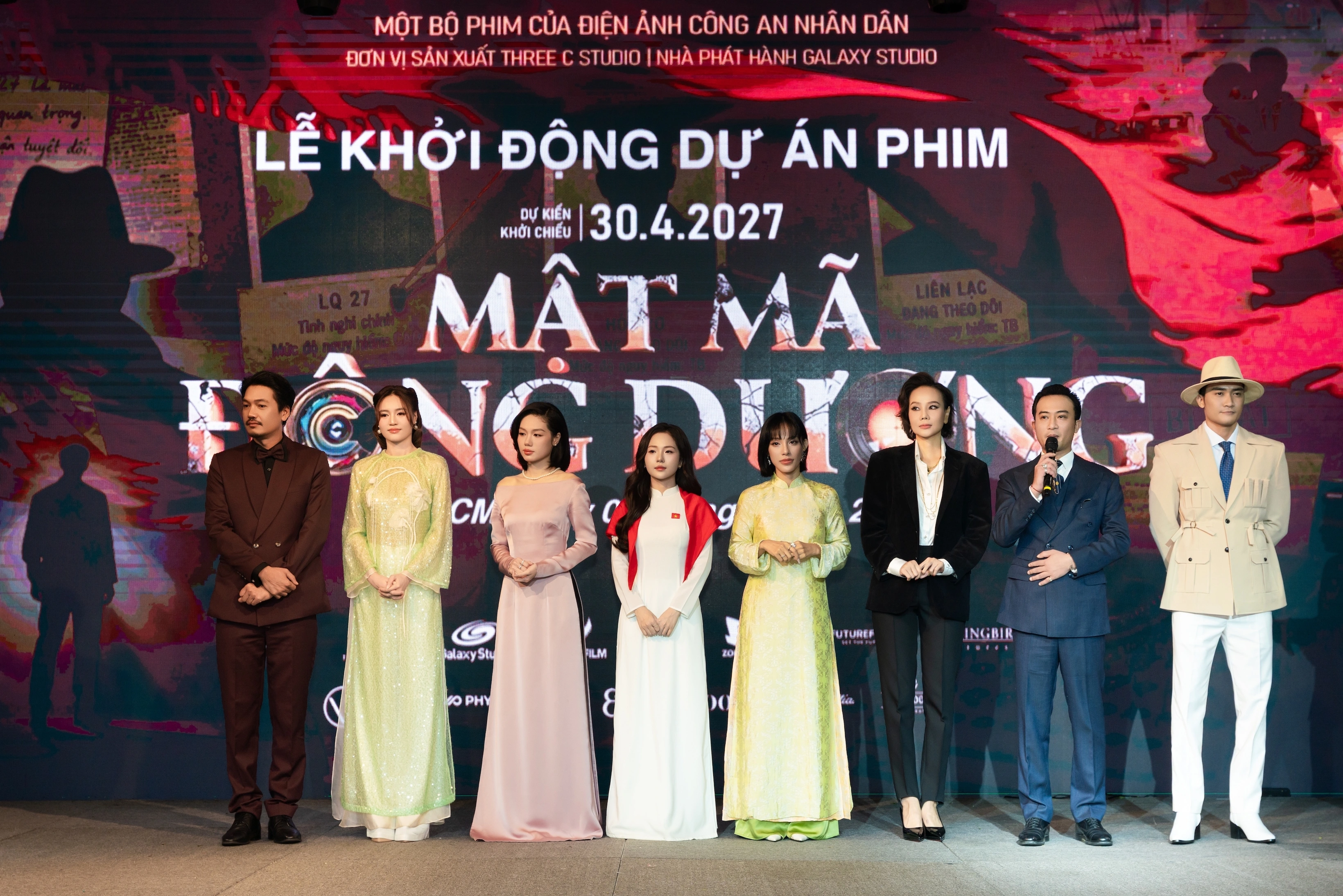 Dàn diễn viên "Mật mã Đông dương" trong buổi ra mắt tại TPHCM (Ảnh: Ban tổ chức).
