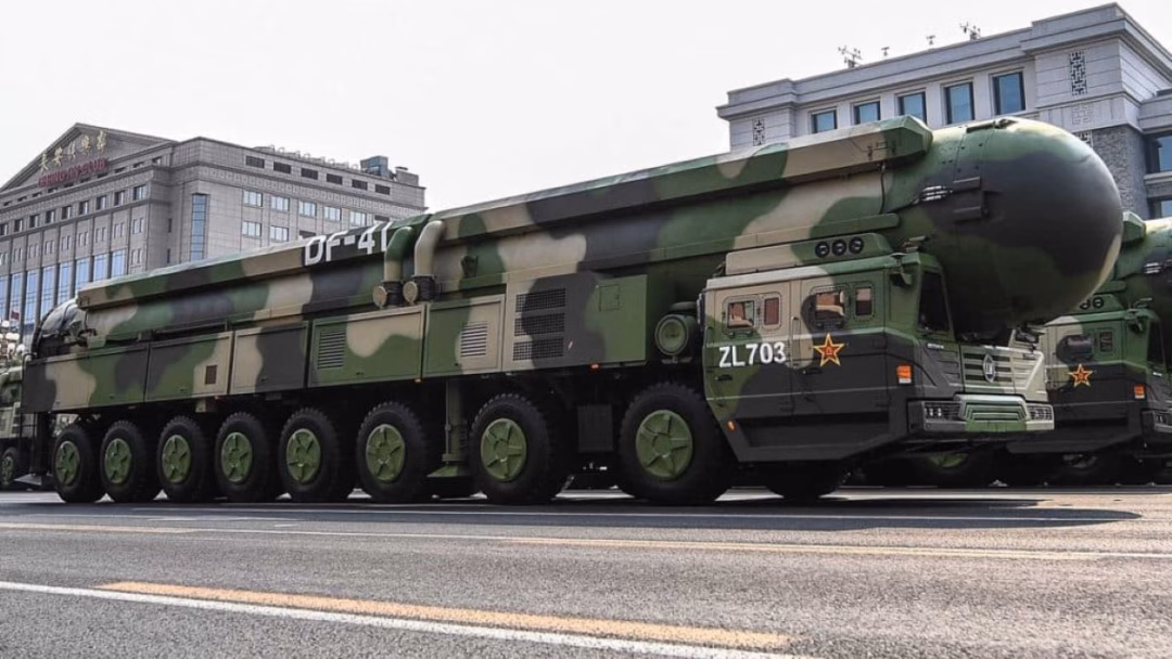 Tên lửa DF-41 và xe phóng tự hành 8 trục, biểu tượng cho khả năng cơ động chiến lược. Ảnh: PLA/missilethreat.csis.org