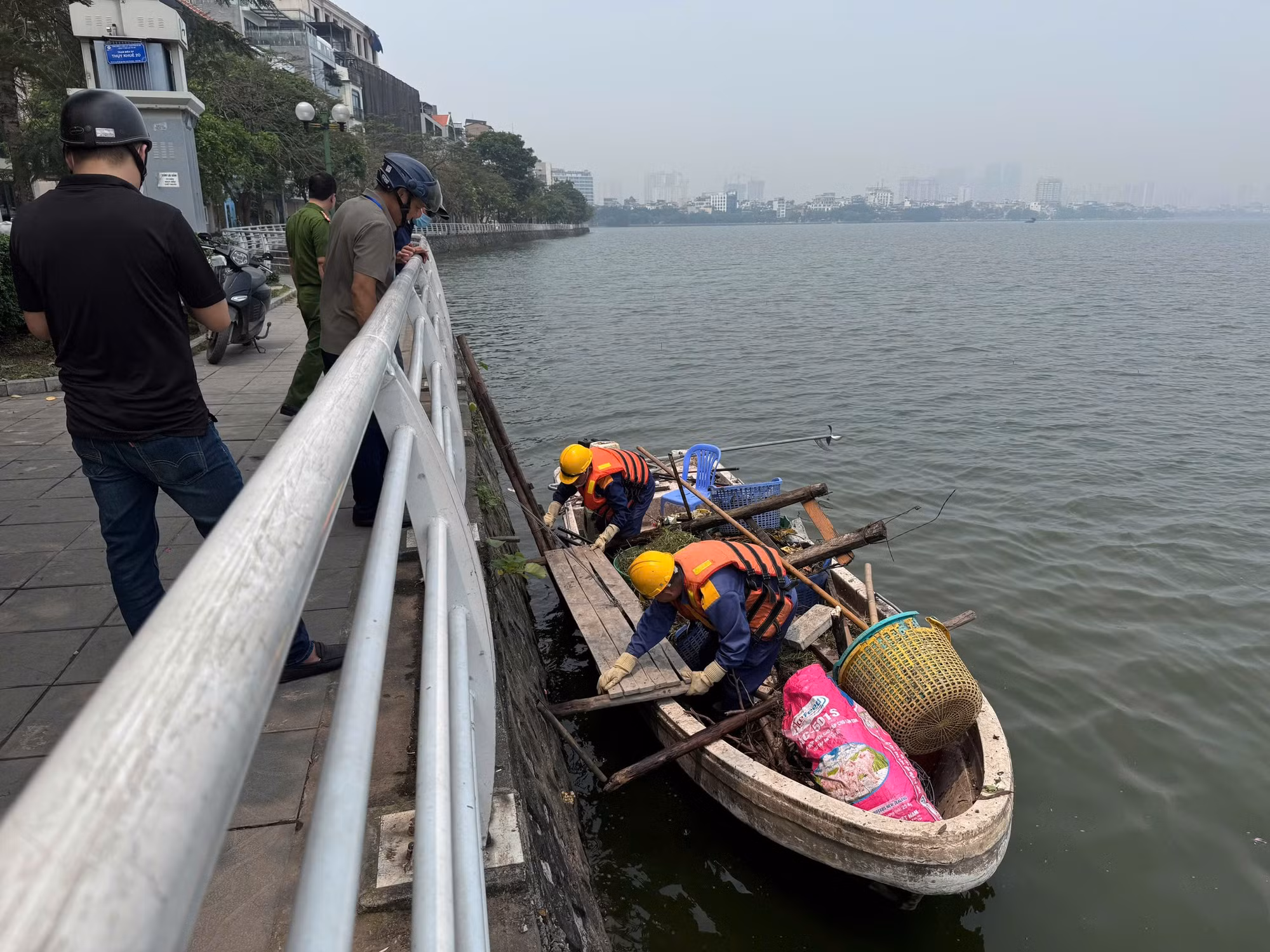 Hồ Tây sạch đẹp và an toàn hơn nhờ quyết tâm chính trị của UBND phường Tây Hồ