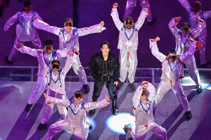Sân khấu "Dreamers" của Jungkook từng đạt hơn 445 triệu lượt xem trên YouTube, trở thành chuẩn mực cho các màn trình diễn K-Pop tại sự kiện thể thao lớn.