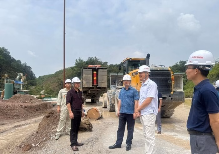 Đoàn kiểm tra làm việc trực tiếp tại trạm trộn bê tông thương phẩm để đánh giá thực trạng an toàn.