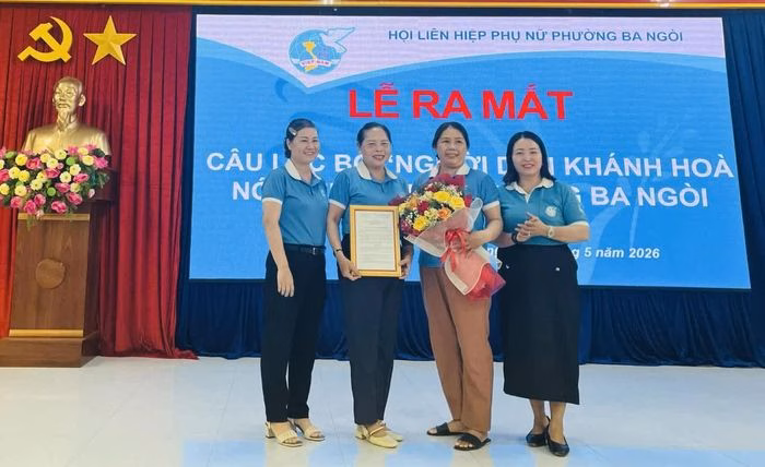 Lãnh đạo Hội Liên hiệp Phụ nữ phường trao quyết định thành lập câu lạc bộ, khích lệ tinh thần học tập của các thành viên.
