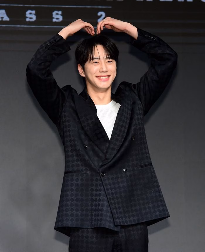 Album 'Last Dance' chính là lời chào kết cho hành trình âm nhạc solo của Lee Jun Young.