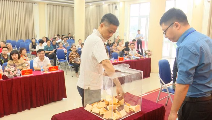 Sự minh bạch trong khâu bốc thăm giúp người dân an tâm bàn giao mặt bằng.