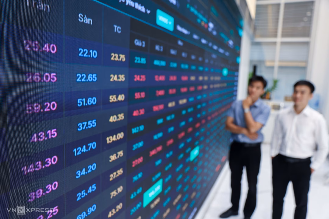 Nhà đầu tư theo dõi sát sao bảng giá để tìm điểm giải ngân tối ưu trong giai đoạn VN-Index tiệm cận mốc 2.000 điểm. Ảnh: Quỳnh Trần