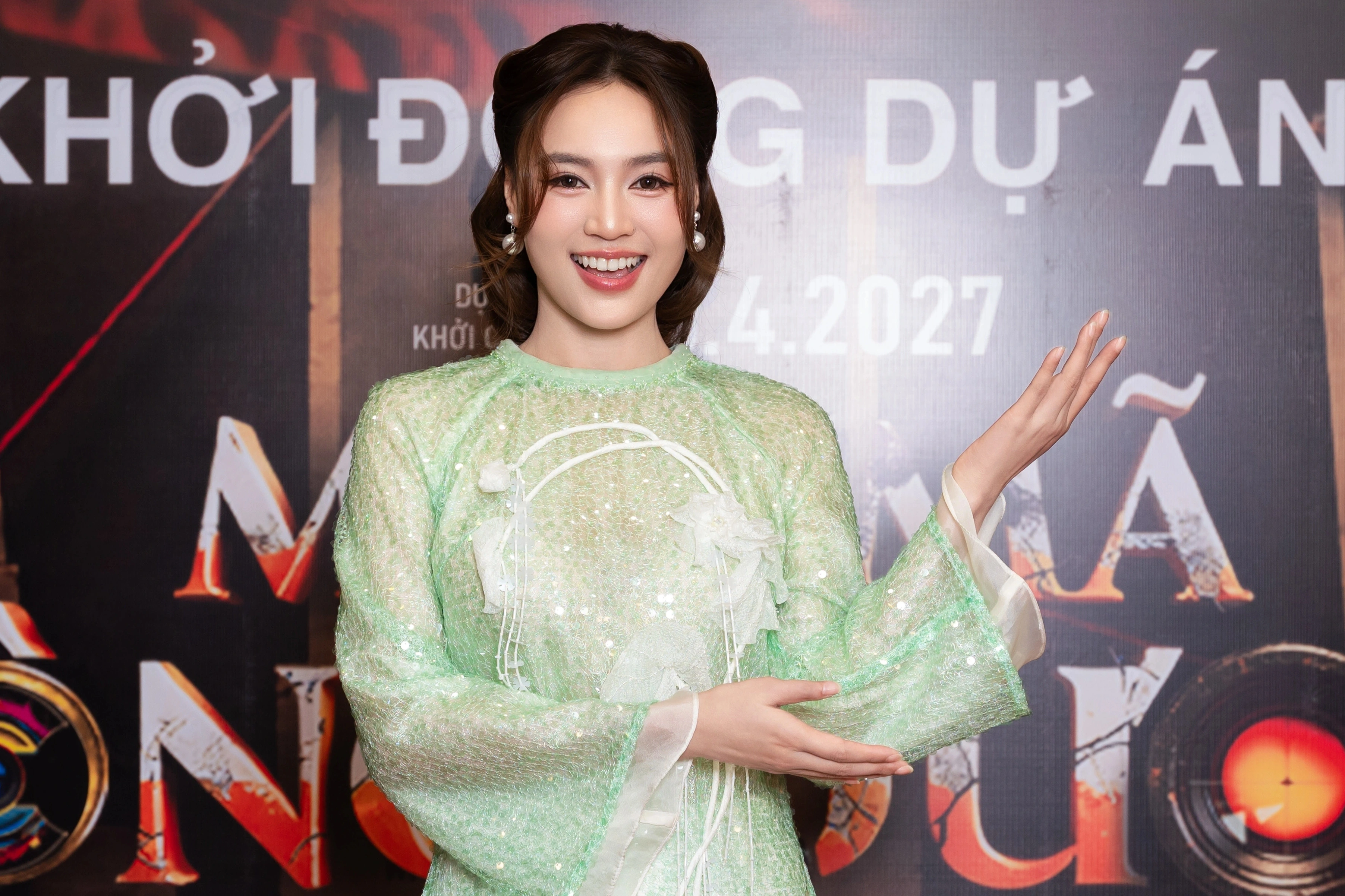 Lan Ngọc hóa thân thành người phụ nữ có cốt cách sang trọng trong phim (Ảnh: Ban tổ chức).