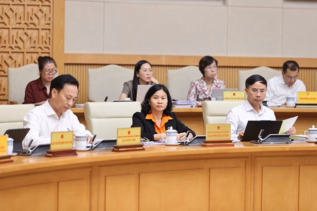 Thống đốc NHNN Phạm Đức Ấn (hàng đầu bên phải) phân tích về bài toán cân bằng lãi suất để hỗ trợ tăng trưởng kinh tế - Ảnh: VGP/Nhật Bắc