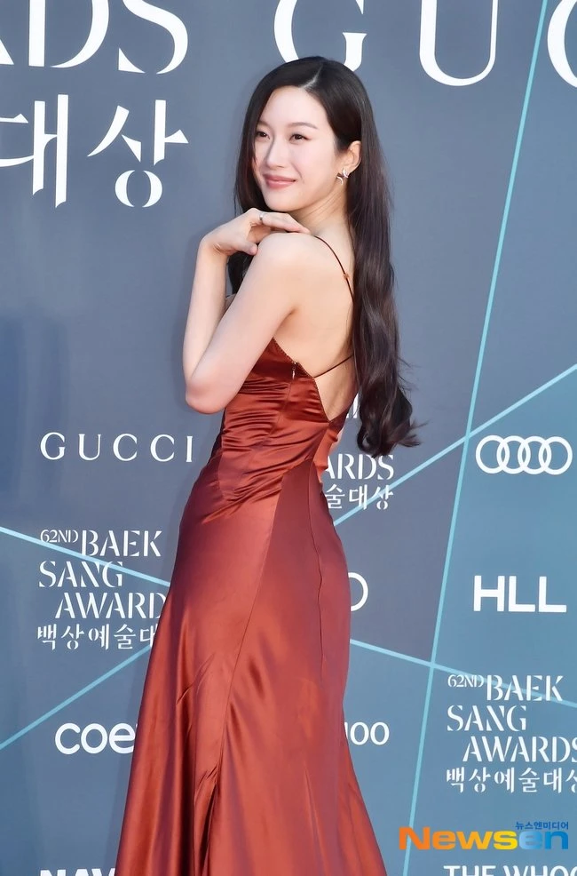 Toàn cảnh vẻ đẹp lộng lẫy của Moon Ga Young tại Baeksang